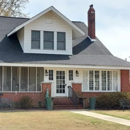 Buy this 4 bed house on 370 East Gay Street in Charleston, Tallahatchie County