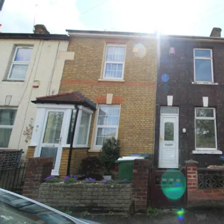 Rent this 3 bed townhouse on Crescent Road in London, DA8 2AU