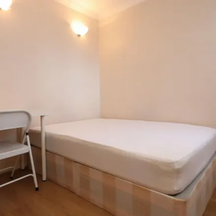 Rent this 3 bed apartment on 126 Duckett Street in London, E1 3FD