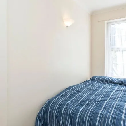 Rent this 5 bed apartment on 231 Westway in London, W12 7AP