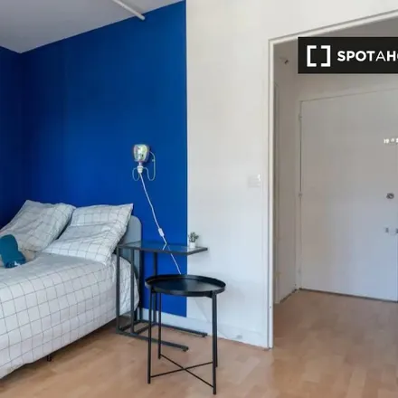 Image 2 - Bleu cerise, Rue Pache, 75011 Paris, France - Apartment for rent