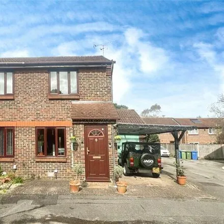 Buy this 2 bed house on Charterhouse Close in Easthampstead, RG12 0XF