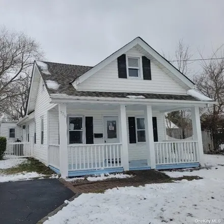 Buy this 3 bed house on 526 S Ocean Ave in Freeport, New York
