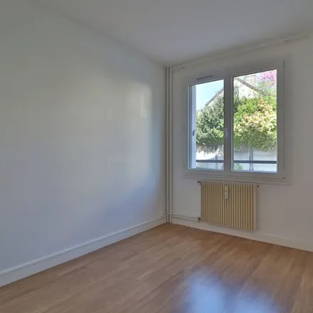 Rent this 3 bed apartment on 18 Rue Lachat in 10000 Troyes, France