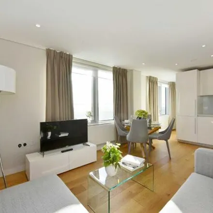 Rent this 3 bed room on 4 Merchant Square in London, W2 1AS