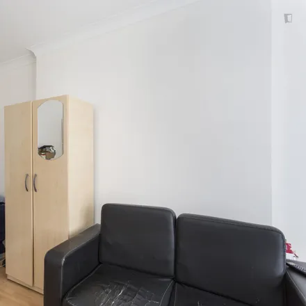Image 2 - Bowes Road, London, W3 7AD, United Kingdom - Room for rent