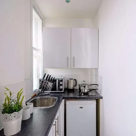 Image 2 - The Greenhouse, 27a Hill Street, London, W1J 5LX, United Kingdom - Apartment for rent