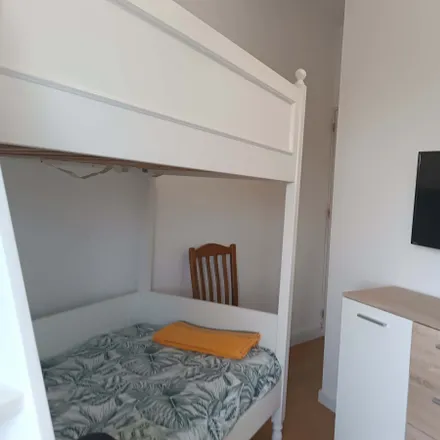 Rent this 6 bed room on Estrada Militar in 2700-808 Falagueira-Venda Nova, Portugal