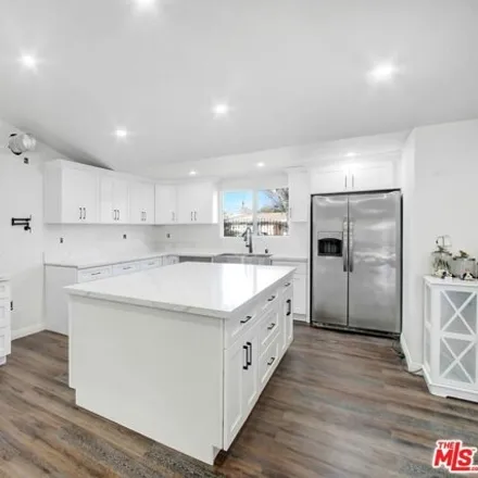 Image 2 - Alley ‎86155, Los Angeles, CA 91371, USA - House for sale