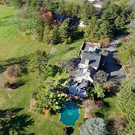 Image 2 - 11 Round Hill Club Road, Greenwich, CT 06831, USA - House for sale