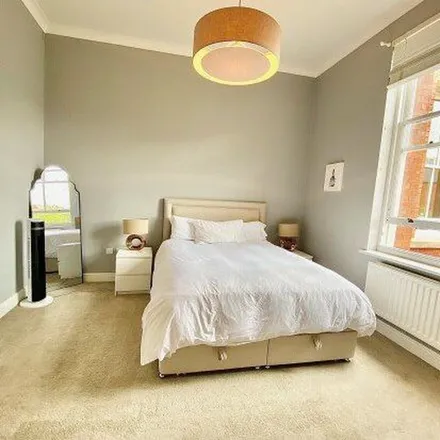 Image 5 - Alexandra House, Richmond Drive, London, IG8 8RF, United Kingdom - Apartment for rent