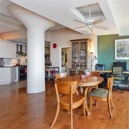 Image 4 - 10 Bay Street Landing, New York, NY 10301, USA - Loft for sale