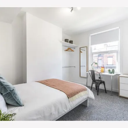 Rent this 6 bed apartment on Delph Mount in Leeds, LS6 2HW