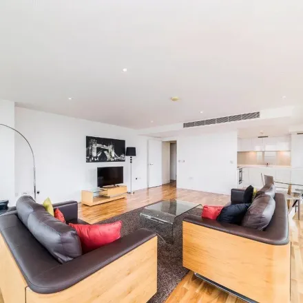 Rent this 3 bed apartment on Calligaris in Landmark Square, Canary Wharf