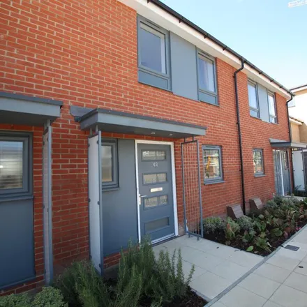 Rent this 3 bed townhouse on 4 Greenham Avenue in Reading, RG2 0WU