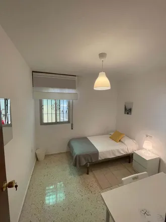 Rent this 5 bed room on Avenida Barcelona in 35, 29009 Málaga