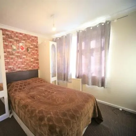 Rent this 3 bed duplex on The Vale in Leeds, LS6 2BJ