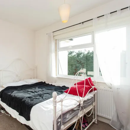 Rent this 6 bed room on Evesham Way in London, IG5 0EQ