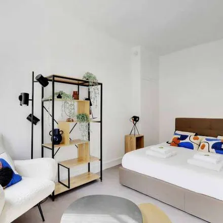 Image 9 - 14 Rue Saint-Sulpice, 75006 Paris, France - Apartment for rent