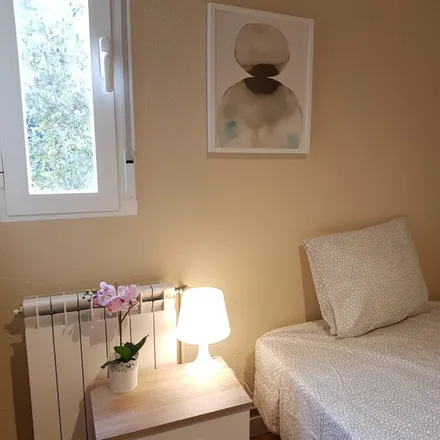 Rent this 6 bed room on Calle del Arroyo del Olivar in 43, 28018 Madrid