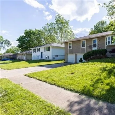 Image 2 - 1251 Northeast 10th Street, Blue Springs, MO 64014, USA - House for sale