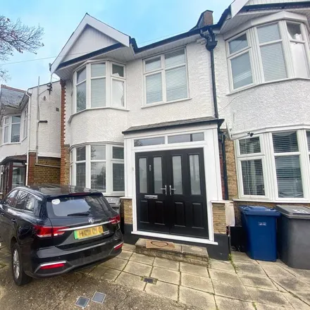 Rent this 2 bed townhouse on Finchley Progressive Synagogue in Hutton Grove, London