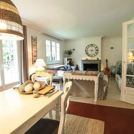 Rent this 6 bed apartment on 3252 Route de Neufchâtel in 76230 Bois-Guillaume, France