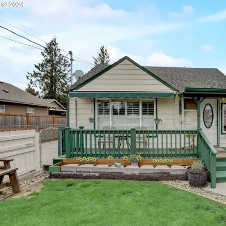 Buy this 2 bed house on 902 Elizabeth St in Kelso, Washington