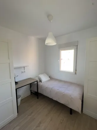 Rent this 4 bed room on Calle de las Camelias in 5, 28903 Getafe