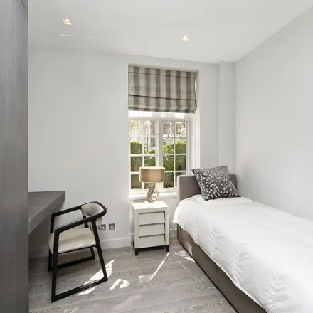 Rent this 3 bed apartment on 2 Porchester Gardens in London, W2 3LA