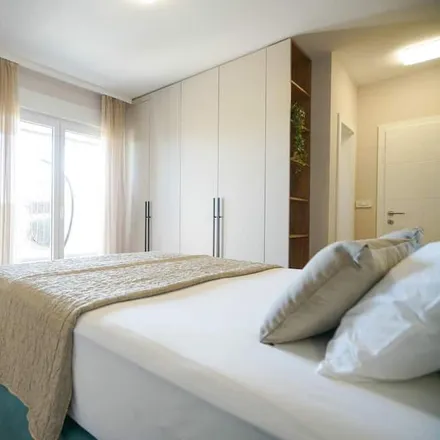 Rent this 4 bed house on Posedarje in Jadranska ulica, 23242 Općina Posedarje