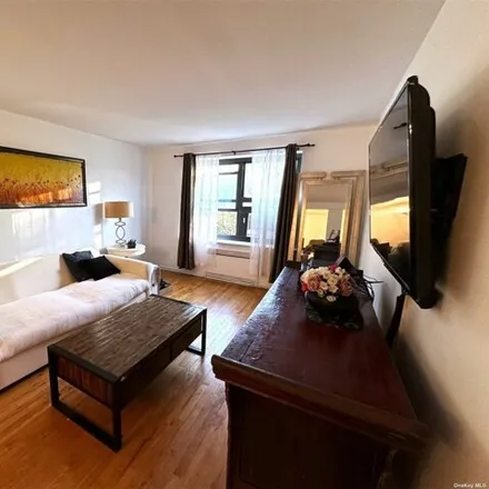 Image 4 - 211-05 75th Avenue, New York, NY 11364, USA - Apartment for sale