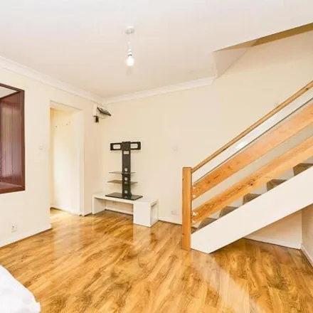 Image 2 - Weavers Close, London, TW7 6EH, United Kingdom - House for sale