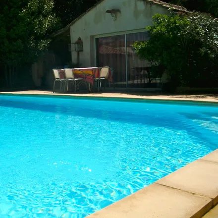 Rent this 1 bed house on Nîmes
