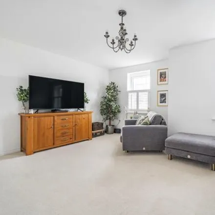 Buy this 3 bed townhouse on Goldfinch Crescent in Bracknell, RG12 8BD
