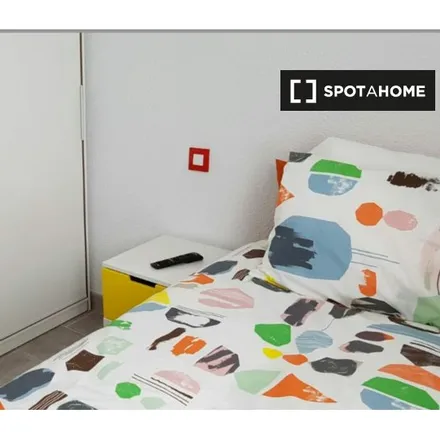 Rent this 4 bed room on Calle de la Duquesa de Santoña in 28026 Madrid, Spain