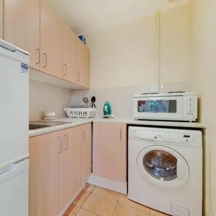 Rent this studio apartment on Park Hill in London, W5 2JP