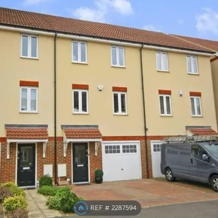 Rent this 4 bed townhouse on Robinia Road in Turnford, EN10 6GE