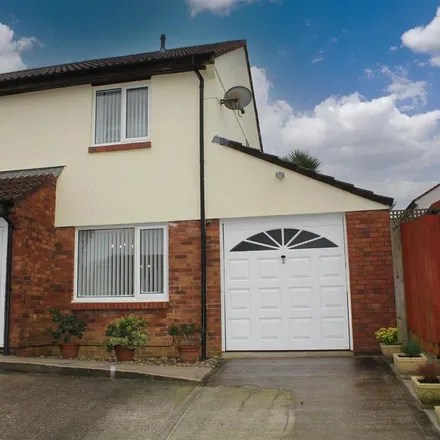 Rent this 3 bed townhouse on Battershall Close in Elburton Village, PL9 9UN