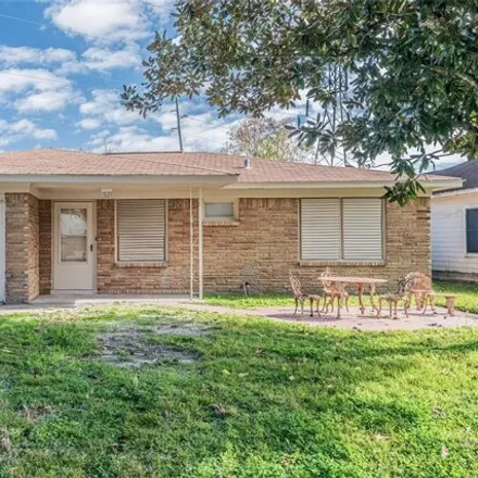 Rent this 3 bed house on 290 North Washington Street in Texas City, TX 77591