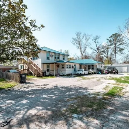 Buy this 8 bed house on 178 West Barrow Street in Dayton, TX 77535