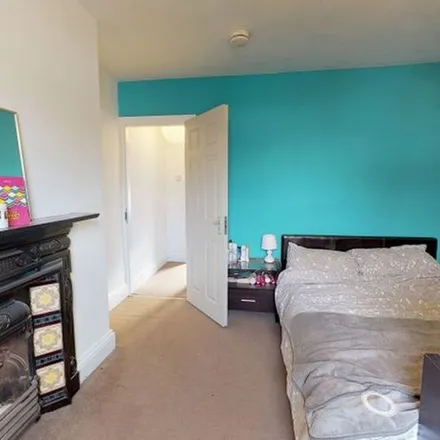 Rent this 6 bed townhouse on Newport Mount in Leeds, LS6 3DB