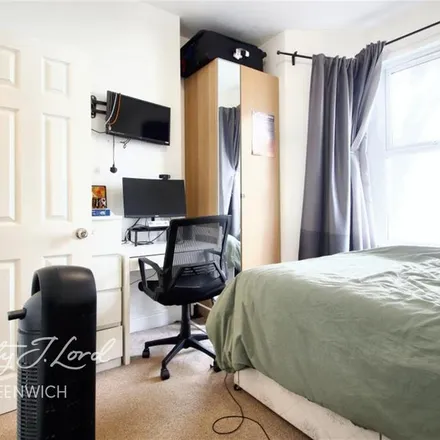 Rent this 1 bed townhouse on Bikehangar 2007 in Crooke Road, London