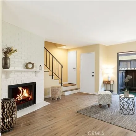 Image 3 - 9537 Sylmar Avenue, Los Angeles, CA 91402, USA - Townhouse for sale