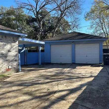 Image 4 - 126 Emerald Drive, Clute, TX 77531, USA - House for sale