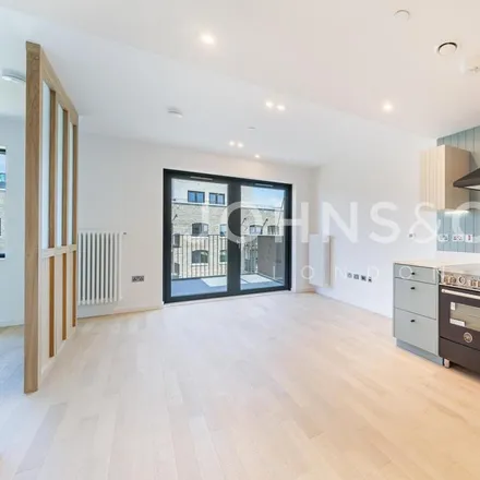 Rent this studio apartment on The Magpie and Crown in 128 Brentford High Street, London