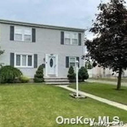 Image 1 - 20 Plymouth Drive, North Amityville, NY 11758, USA - House for sale