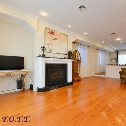 Image 8 - 2307 East 66th Street, New York, NY 11234, USA - House for sale