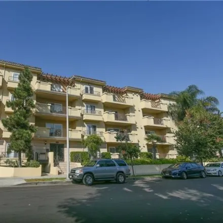 Rent this 3 bed condo on 11917 Mayfield Avenue in Los Angeles, CA 90049