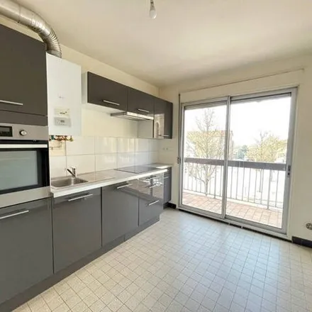 Rent this 4 bed apartment on 32 Avenue de la République in 69370 Saint-Didier-au-Mont-d'Or, France